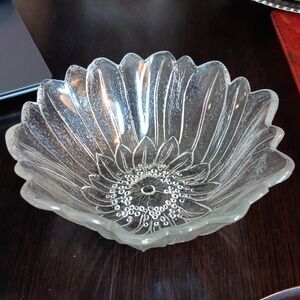 GLASS TEXTURED FLOWER BOWL